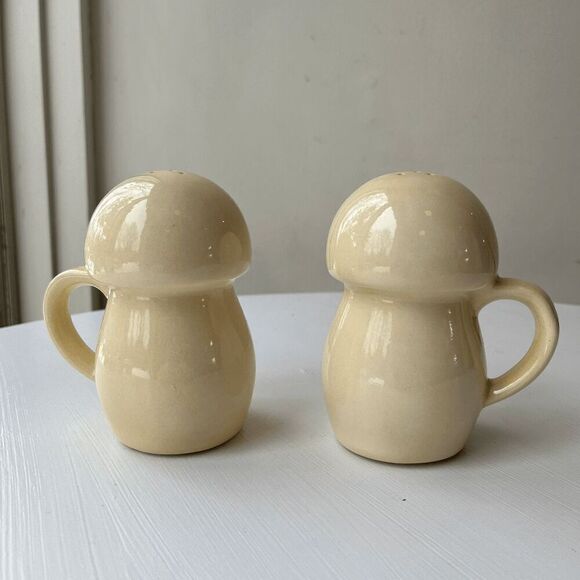 Vintage 70s Cream Ceramic Mushroom Salt & Pepper Shakers with Handles - Picture 2 of 10
